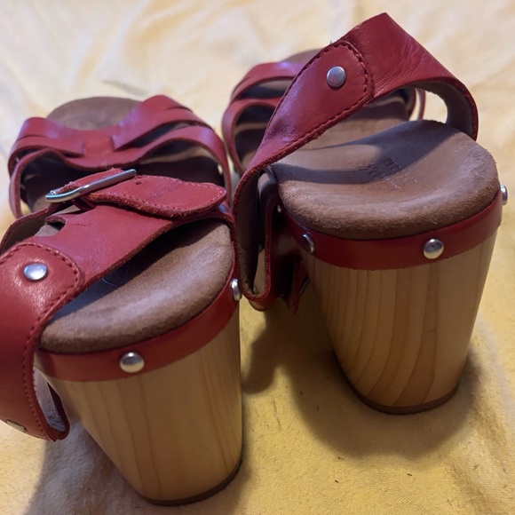 Clarks Ledella Trail Women’s Red Leather Sandals with Elegant Woven Design 11 - Picture 3 of 5
